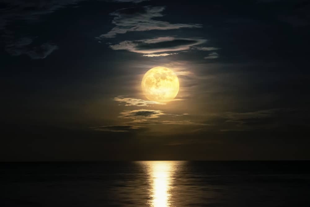 10 Spiritual Meanings When You Dream About The Moon