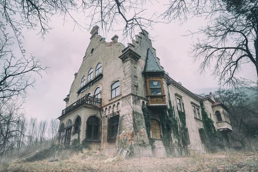 16 Spiritual Meanings When You Dream About Haunted House